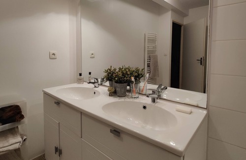 Fontaine-Bayonne-Cartoucherie Apartment | Quiet room close to the center and the airport