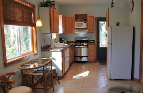 Valona Cottage | Quiet, Secluded Cottage, Close to Sapelo, Birding, nature, fishing Free wi-fi!