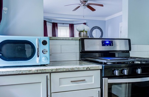 College Heights Apartment | ❤ Quiet space© / King bed and Sofa 🔥 HOT TUB ❄️