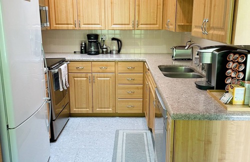 Highland Park House | Quiet & Spacious Mid-Century Modern Retreat in West Seattle. Pet friendly!