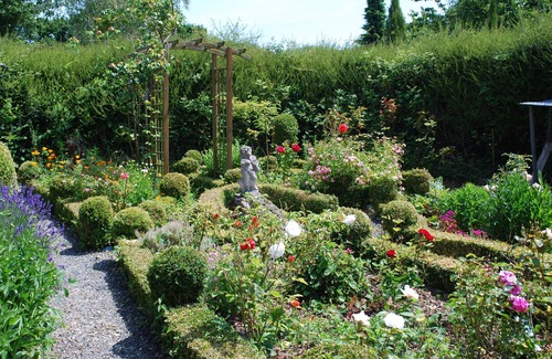 Yvias House | Quiet stone house (half a double house) with garden in idyllic surroundings