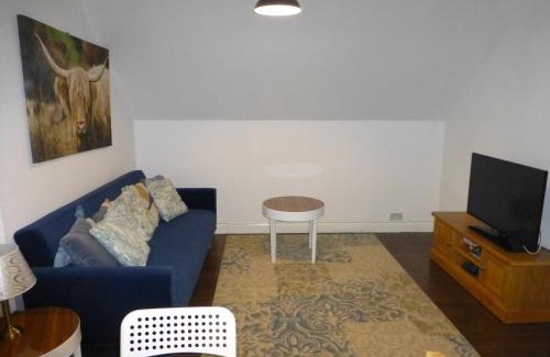 Largs House | Quiet Street's Flat with free Parking near Town Centre