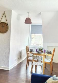 Largs House | Quiet Street's Flat with free Parking near Town Centre