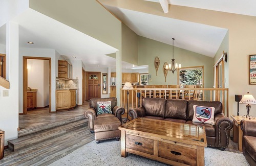 Overlook Park House | Quiet street & setting close to SHARC with Master on Main - A/C & Sharc Passes