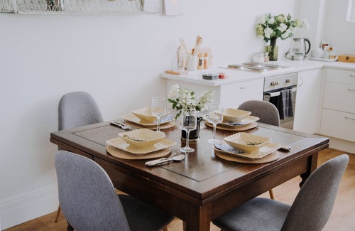 Motueka Apartment | Quiet , Stylish 2 bedroom Apartment , situated in the heart of town.