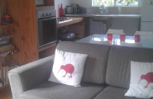 Te Akau House | Quiet Sunny Kiwi Bach