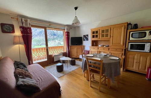 Samoens Apartment | Quiet T2 apartment with balcony, near ski bus and village