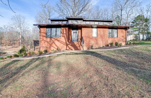 Paris House | Quiet Tennessee Getaway about 12 Mi to Kentucky Lake!