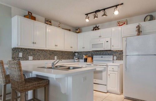 Navarre Beach Condo | Quiet Top Floor Condo With Easy Beach Access & Great Pool