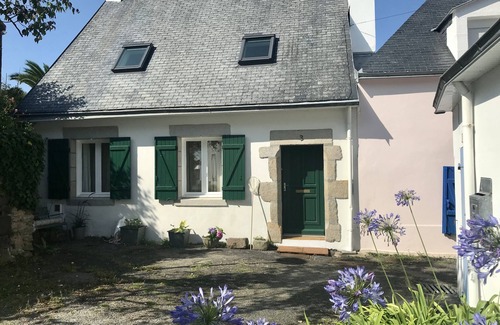 Treboul House | Quiet vacation home with enclosed garden 200m from Tréboul beaches.
