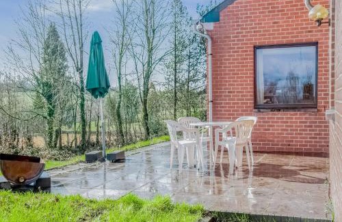 Roy House | Quiet valley view retreat
