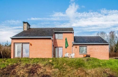 Roy House | Quiet valley view retreat