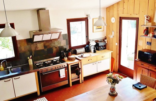Entrecasteaux Villa | quiet villa, swimming pool and jacuzzi in the heart of green Provence.
