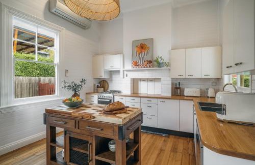 Armidale House | Quinn's Cottage - Central Armidale