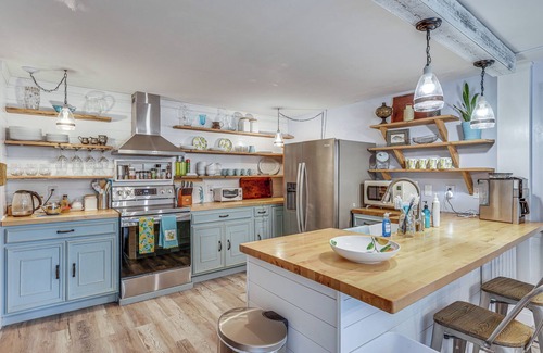 Putnam House | Quintessential New England Home w/Patio & Grill!