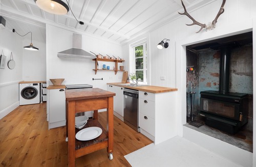 Russell Cottage | Quintessential Russell Cottage Right In The Heart Of The Village