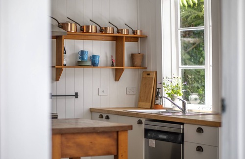 Russell Cottage | Quintessential Russell Cottage Right In The Heart Of The Village