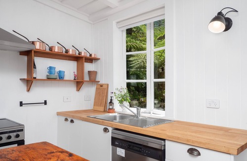 Russell Cottage | Quintessential Russell Cottage Right In The Heart Of The Village