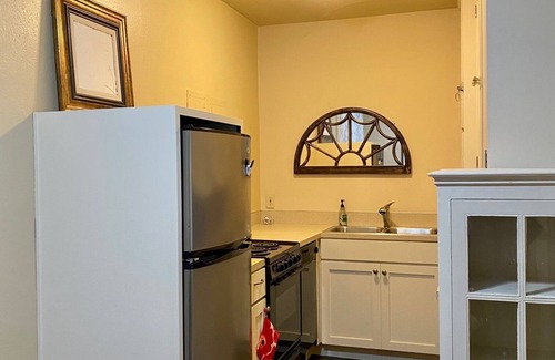 University District Apartment | Quintessential Seattle Apartment - Close to EVERYTHING!