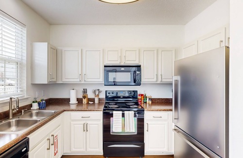 North Charleston House | Quintessential townhome with front porch & location near dining & airport