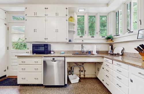 Waquoit Village House | Quintessential waterfront cottage with screened porch - steps to Waquoit Bay