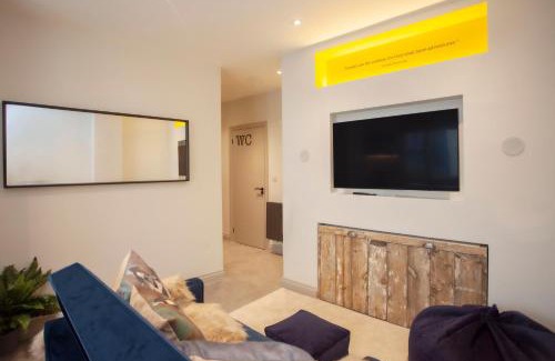 Cardiff City Centre Apartment | Quirky Aparthotel 2min to Central Station