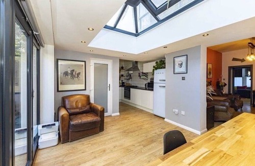 Tulse Hill Apartment | Quirky colourful apartment in Brixton with private patio