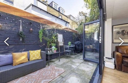 Tulse Hill Apartment | Quirky colourful apartment in Brixton with private patio