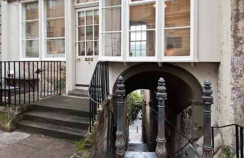 Bath House | Quirky Georgian Townhouse in the heart of old Bath (sleeps up to 10)