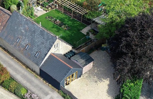 Cherhill House | Quirky Luxury Barn Sleeps 8, Pet Friendly