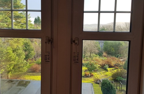 Dumbarton House | Quirky mid cottage in the former Carmelite Monastery. Close to Scottish Lochs.