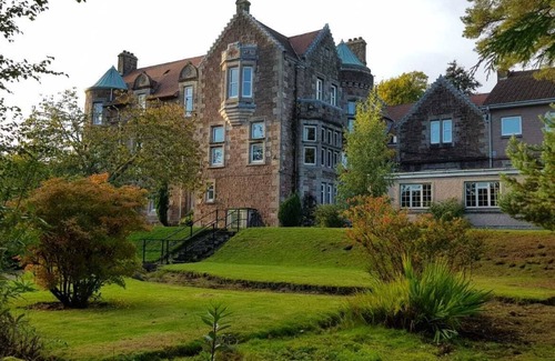 Dumbarton House | Quirky mid cottage in the former Carmelite Monastery. Close to Scottish Lochs.