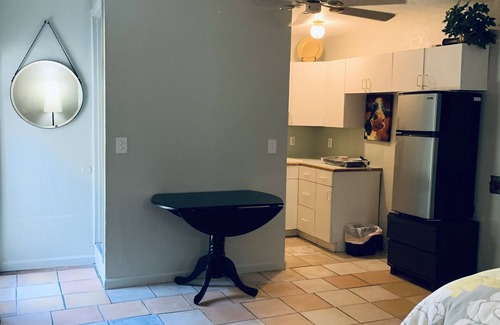 Largo House | Quite neighborhood, Free Parking, Super Wi-Fi, Private Guest House