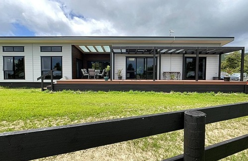 Tararua Forest Park House | Quite Private close to cafes beach river