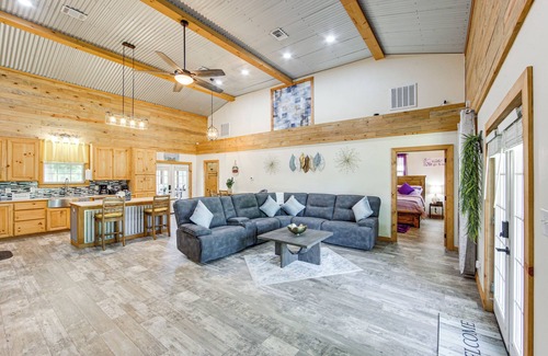 Quitman Cabin | Quitman Lakefront Cabin w/Screened Porch & Grill!