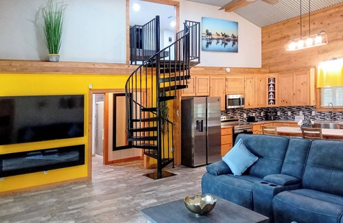 Quitman Cabin | Quitman Lakefront Cabin w/Screened Porch & Grill!