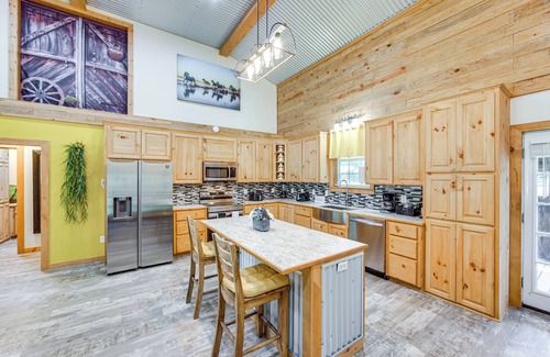 Quitman Cabin | Quitman Lakefront Cabin w/Screened Porch & Grill!