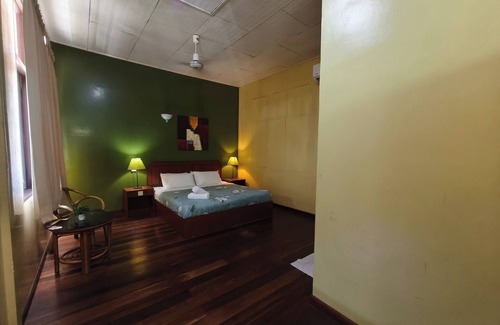 Kawasan Perindustrian Chendering Hotel | Qurata Riverside Resort