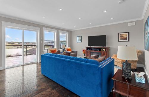 Quidi Vidi House | Qv Lake House 5bd Gym Bar Theatre