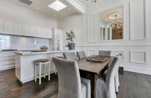 Auckland Central Business District Apartment | QV Stays Luxurious Heritage Style Hideaway