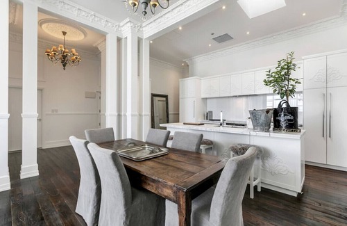 Auckland Central Business District Apartment | QV Stays Luxurious Heritage Style Hideaway