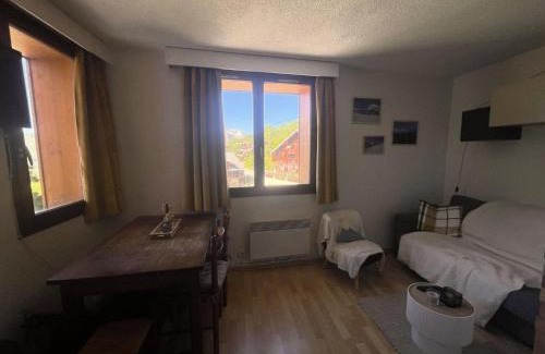 Mont-de-Lans Apartment | Résidence Montana 2 - Appartement cosy avec départ ski aux pieds MAE-5581
