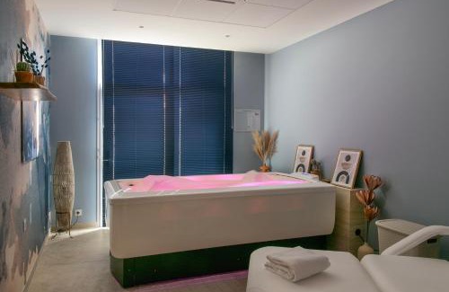 Lehon Apartment | Résidence Services Séniors - Domitys Les Jardins d'Ahna