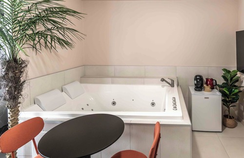Blois Apartment | Rêve Tropical Balnéo : Your Enchanted Break in Blois