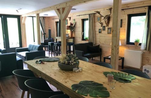 Winterberg House | Rückzugsort am Teich in Winterberg