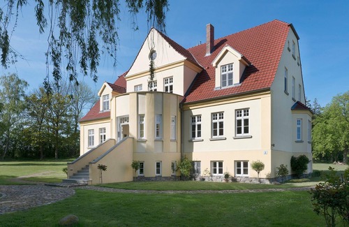 Grubnow Apartment | Rügen Ferienwohnung 8 am Wasser Gut Grubnow mit WLAN und Sauna