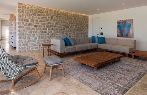 Petrochori Villa | R 1466 Roca with BBQ (gas), Wine cooler & Outdoor shower.