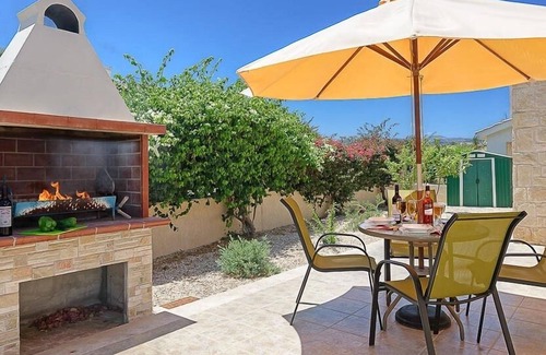 Latsi Villa | R 5008 Villa Ioannis with Comfortable Seating, Terrace & Dishwasher.