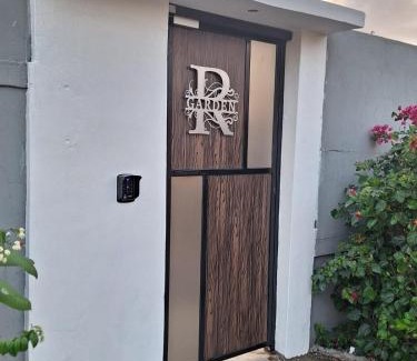Tombeau Bay Apartment | R GARDEN VILLA 1 Appartement ensuite, cuisine et terrasse