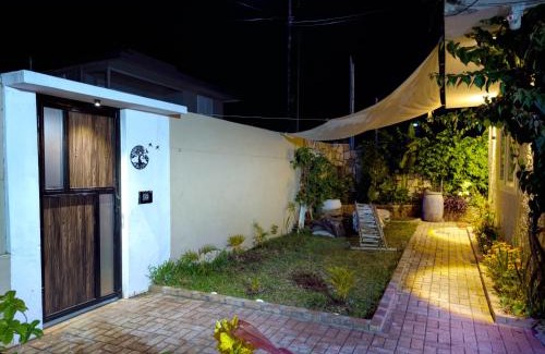 Tombeau Bay Apartment | R GARDEN VILLA 1 Appartement ensuite, cuisine et terrasse